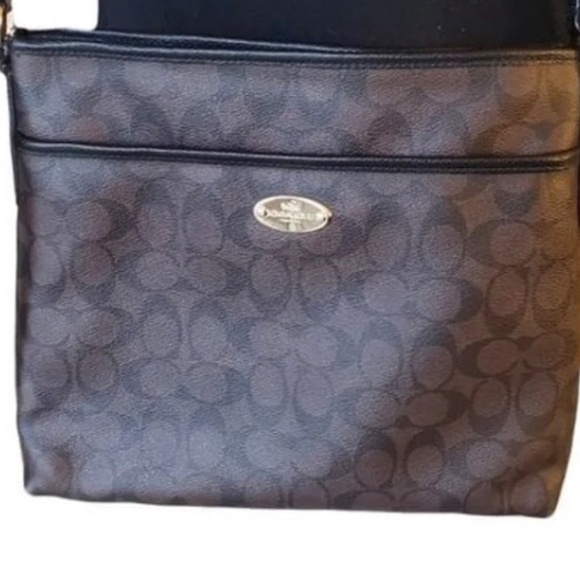 Coach crossbody in Signature canvas - Picture 8 of 14